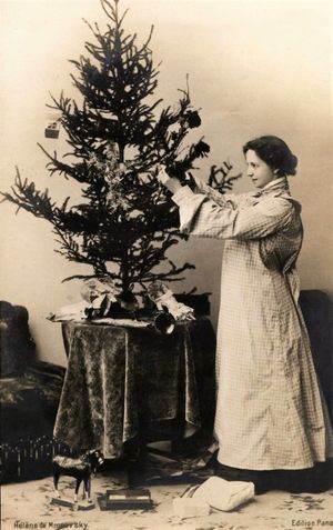 노라 (베라 코미사르제프스카야가 연기)가 크리스마스 트리를 장식하는 모습, 1904년