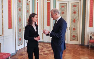 2022년 5월 핀란드 총리 산나 마린과 함께 있는 스퇴레