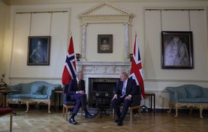 2022년 5월 영국 총리 보리스 존슨과 함께 있는 스퇴레