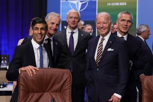 2023년 빌뉴스 정상회담에서 영국 총리 리시 수낙, 미국 대통령 조 바이든 및 옌스 스톨텐베르그 NATO 사무총장과 함께 있는 카린슈