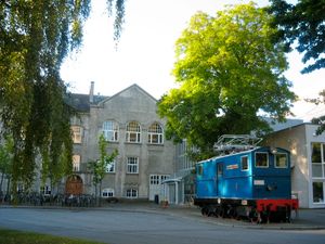 오마 일렉트라는 세계 최초의 AC 전원 기관차 중 하나였다(1908년부터 1950년까지 운행). 현재 구 전기 공학 건물 앞에 전시되어 있다.