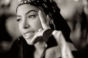 알리야(2000년 촬영). 그녀의 데뷔 앨범 에이지 에인트 낫싱 벗 어 넘버는 6백만 장 이상 판매되었고, 자이브에서 멀티 플래티넘 레코드를 기록했다.