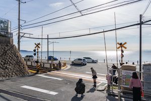 가마쿠라코코마에 1번 철도 건널목은 슬램덩크 팬들에게 인기 있는 관광 명소이다.