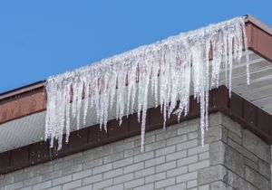 집의 물받이에 있는 고드름