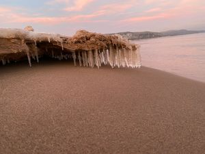미시간 주 베테그리즈의 얼어붙은 해변에 있는 고드름