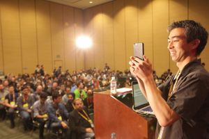 하스스톤 인터페이스 디자이너 데릭 사카모토가 GDC 2015에서 발표하고 있다.