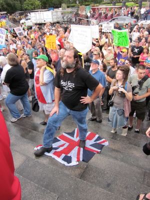 미국 시위자가 유니언 잭 위에 서서 BP와 딥워터 호라이즌 원유 유출 사고에 항의한다.