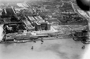 20세기 초 침사추이의 항공 사진. 구룡역 (왼쪽 하단), 구 해양경찰 본부 (역 뒤 언덕), 더 페닌슐라 홍콩 호텔(중앙)