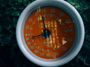 온도와 상대 습도를 표시하는 온도 습도계