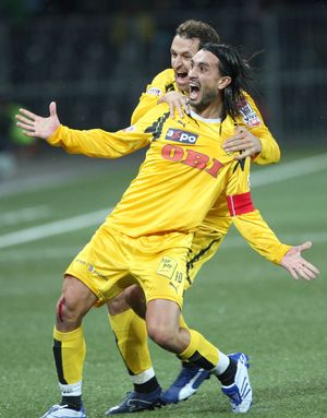 2008년 영 보이즈에서 골을 넣고 토마스 헤버리와 함께 축하하는 야킨