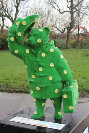 월터스가 디자인한 패딩턴 베어 "프림로즈" 테마 조각상이 프림로즈 힐에 전시되어 NSPCC 기금 마련을 위해 경매에 부쳐졌다