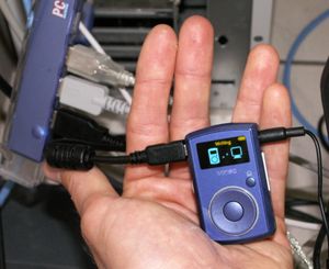 콘텐츠를 "동기화"하여 전송하기 위해 컴퓨터를 산사 클립 DAP에 연결하기