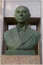 창립자 J.C. 헵번 동상