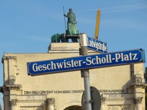 "게슈비스터-숄 광장" – 숄 남매 광장, 독일 뮌헨 대학교 본관 밖