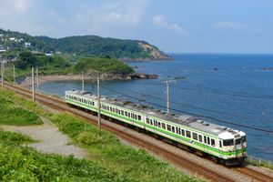 일본해를 따라 달리는 115계(아오우미가와 - 쿠지라나미 간 2016년 8월)