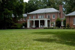 건물 앞의 잔디밭