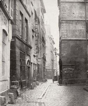 19세기 중반 파리의 시테 섬 오텔 디외 드 파리 부근의 모습. 길은 매우 좁고, 길 양쪽에는 다층 건물이 들어서 있어 중층 이하에는 햇빛이 거의 닿지 않고 통풍이 되지 않아 분뇨 냄새가 가득했다.