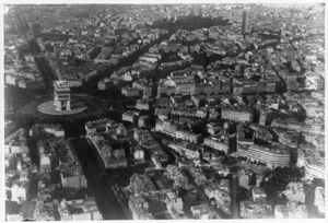 개선문 주변의 넓고 직선적인 대로