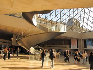 유리 피라미드를 통해 박물관을 볼 수 있는 나폴레옹 홀 방문객 센터