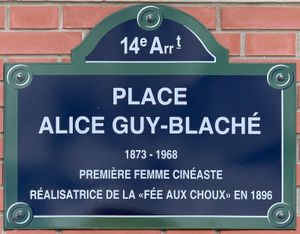 앨리스의 이름을 딴 파리 14구의 알리스 기 블라셰 광장에 있는 기념 명판.