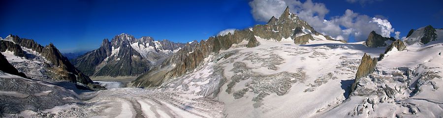 발레 블랑슈에서 르 제앙 빙하와 데 당 뒤 제앙을 바라본 모습, 타쿨 빙하를 지나 메르 드 글라스를 바라보며, 아귀유 드 무아느, 레 드뤼, 아귀유 베르트가 중앙 왼쪽에 위치