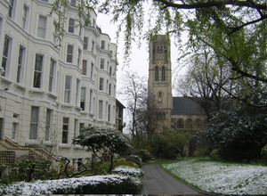 현재 파인허스트 코트로 알려진 콜빌 가든 1-9번지, 배경에 올세인츠 교회가 보임