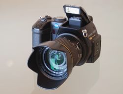 코니카 미놀타가 제작한 가장 정교한 브리지형 카메라인 DiMAGE A200