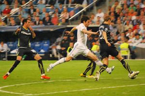 카카가 2011년 4월 UEFA 챔피언스 리그에서 토트넘 홋스퍼 수비수 마이클 도슨을 제치고 있다