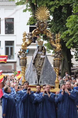 2013년 행렬 중 도시를 통과하는 한스비크의 성모상