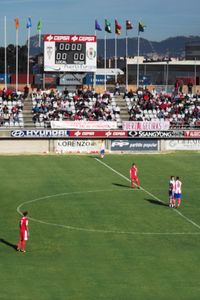알헤시라스 CF가 누에보 미라도르 스타디움에서 경기하고 있다.