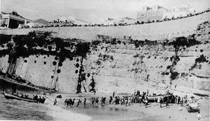 마누엘 2세와 포르투갈 왕가는 에리세이라 절벽 아래 해변에서 왕실 요트 아멜리아 4세로 도주하여 혁명에서 살아남았다.