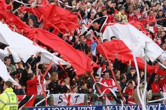 레드 아미 라우드 앤 프라우드(Red Army Loud and Proud)가 제공한 배너를 든 스윈던 타운 서포터들