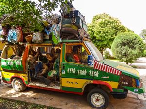 말리의 생활을 묘사한 바마코 박물관의 예술가 전시