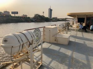 알 만셰야 다리 앞 블루 나일 강의 보트