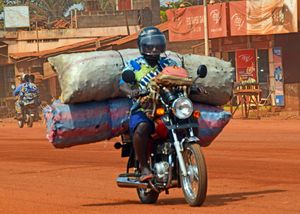 오토바이를 이용한 숯 수송