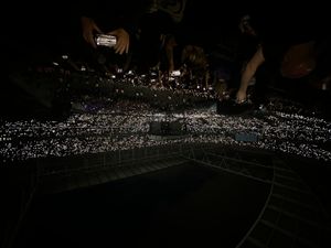 런던의 웸블리 스타디움에서 팬들이 AEW의 올 인 행사에서 휴대전화 플래시를 사용하여 로툰다를 기리는 모습 (사망 3일 후)