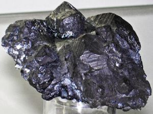 MBMG 광물 박물관 전시관에 있는 옛 레너드 광산의 다이게나이트-황철광 표본