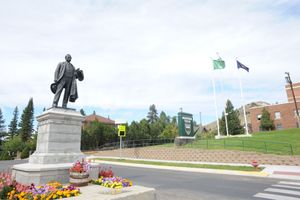 마커스 데일리의 오거스터스 생 고든스 조각상이 입구에 있는 몬태나 공과대학 입구