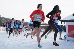 2012 유럽 크로스컨트리 선수권 대회에서 눈 위를 달리는 여성 선수들