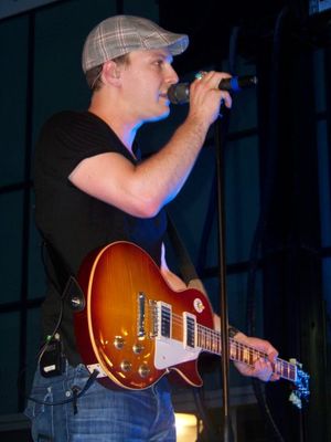 2009년 6월 27일 디모인 예술 축제에서 공연하는 개빈 디그로