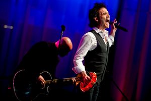 트레인의 패트릭 모나한과 지미 스태포드가 2011년 6월 16일 워싱턴 D.C.에서 열린 Stand Up for Heroes 저녁 식사에서 공연하고 있다.