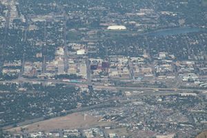 파이크스 피크 정상에서 내려다본 콜로라도스프링스 시내 전경.
