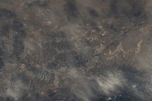 2022년 7월 1일 국제 우주 정거장에서 촬영한 구름 속 도시의 모습(북쪽이 왼쪽을 향함)