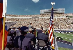 리처드 닉슨 대통령이 1969년 6월 4일 콜로라도스프링스 공군사관학교에서 졸업식 연설을 하고 있다.