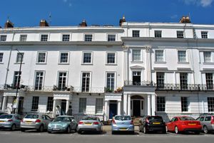 앨리스터 크롤리는 1875년 10월 12일 워릭셔주 로열 레밍턴 스파의 클래런던 스퀘어 30번지에서 에드워드 알렉산더 크롤리로 태어났다.