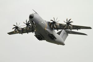 에어버스 A400M 아틀라스는 RAF 위터링에서 액션 장면 촬영에 사용되었다.