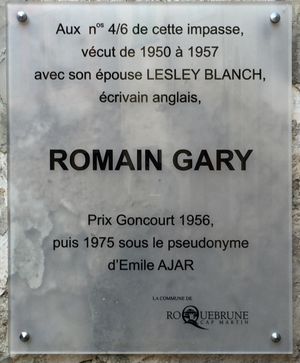 로맹 가리와 그의 첫 번째 부인 레슬리 블란치를 기리는 명판, 로크브륀 카프 마르탱, 코트다쥐르. 그들은 1950년부터 1957년까지 그곳에 살았다.
