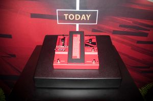 DigiTech Whammy는 이 곡의 주된 리프에서 베이스와 같은 사운드를 만들어내기 위해 사용되었다.