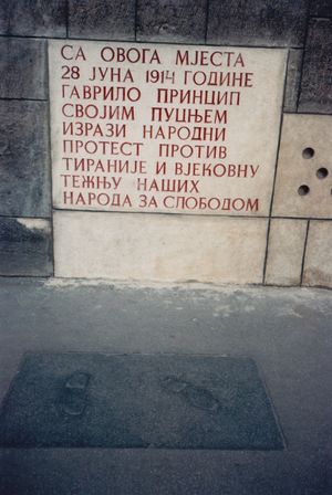 사라예보 시내에 있던 가브릴로 프린치프의 발자국. 보스니아 헤르체고비나 전쟁으로 파괴되어 현존하지 않는다.
