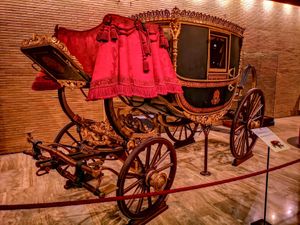 교황 비오 9세 시대 로마의 마차 제조업체 카살리니 형제가 제작한 갈라 베를린. 양쪽 문에 교황 문장이 있고, 오른쪽과 왼쪽에 비오 9세와 비오 10세의 문장이 있어 20세기 초까지 여러 교황 재위 기간 동안 사용되었다.